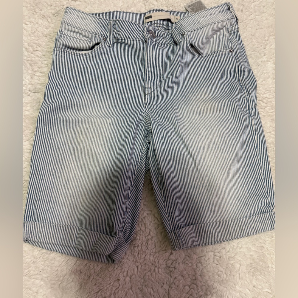 LEVI'S CUFFED 100% COTTON SHORTS - Women's 6(Blue / White striped)